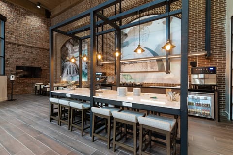 Club Room, 1 King Bed with Sofa bed | Lounge