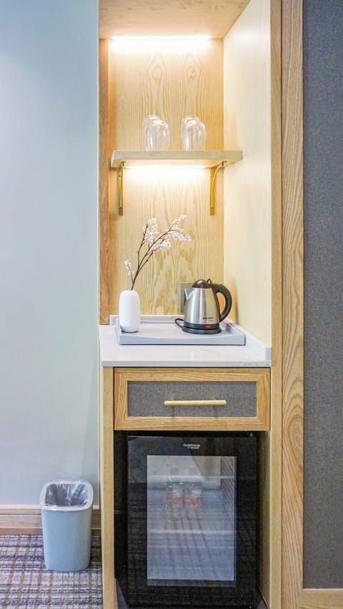 Deluxe Room | Minibar, in-room safe, desk, iron/ironing board