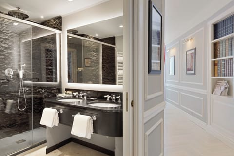 Suite Deluxe, terrazzo, vista mare parziale (Portovenere) | Bathroom | Hair dryer, slippers, towels, soap