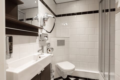 Family Room | Desk, free WiFi, bed sheets