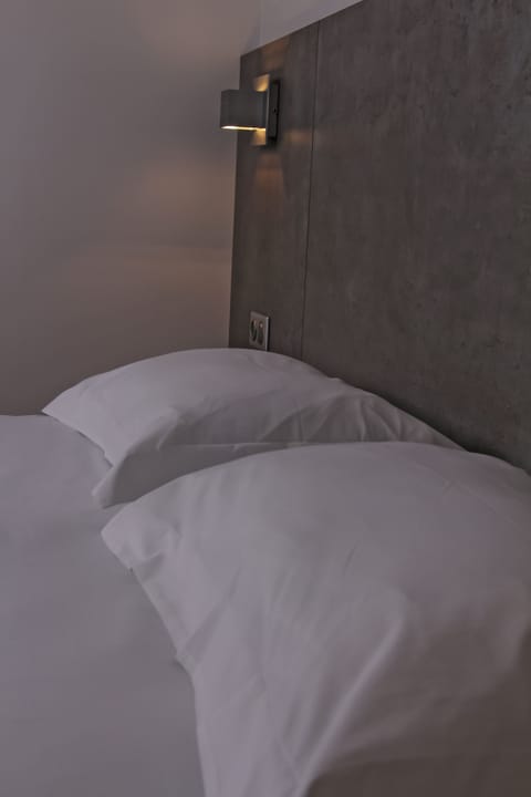 Premium bedding, desk, blackout drapes, soundproofing