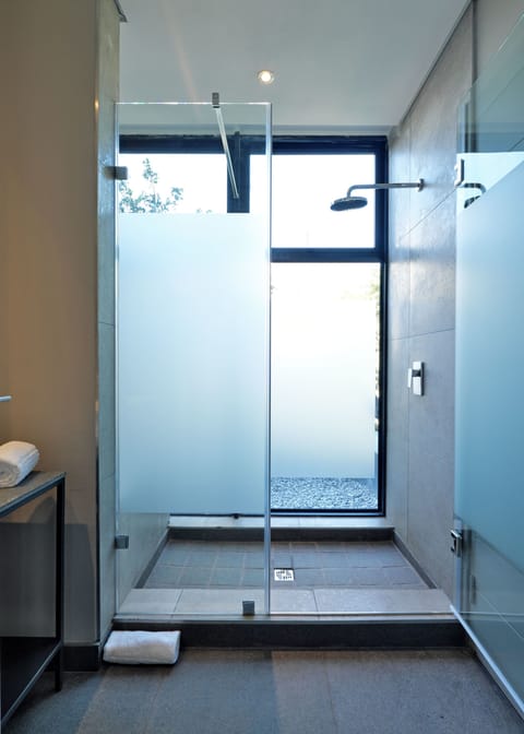 Room, Mountain View | Bathroom | Shower, rainfall showerhead, free toiletries, hair dryer