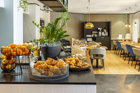 Daily buffet breakfast for a fee