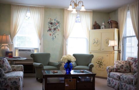 Room, Private Bathroom (Queen Room) | Individually decorated, individually furnished, iron/ironing board