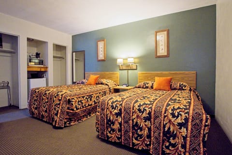 Comfort Single Room, 2 Double Beds, Non Smoking, Bathtub | Free WiFi, bed sheets