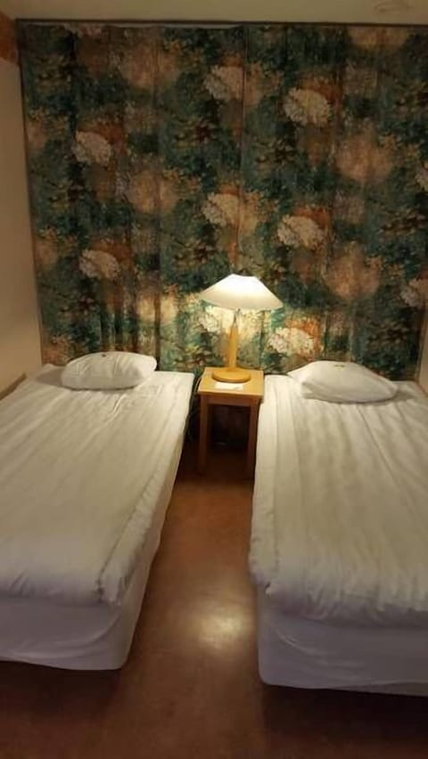 Family Room | Desk, blackout drapes, cribs/infant beds, rollaway beds