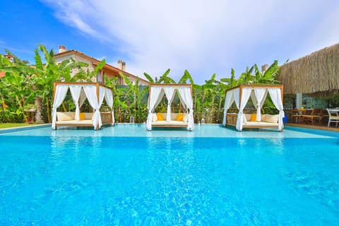 Outdoor pool, free cabanas, pool umbrellas