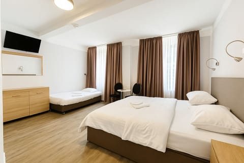 City Triple Room | Hypo-allergenic bedding, blackout drapes, soundproofing