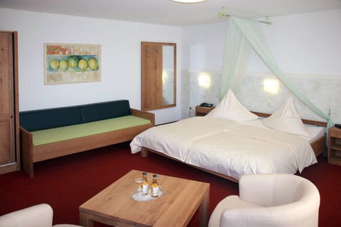Double Room | Desk, iron/ironing board, free WiFi, bed sheets
