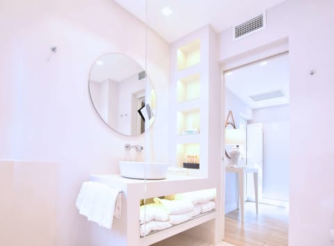 Apartment, 1 Bedroom, Annex Building (Dependance Suite Bianca) | Bathroom | Shower, free toiletries, hair dryer, bidet