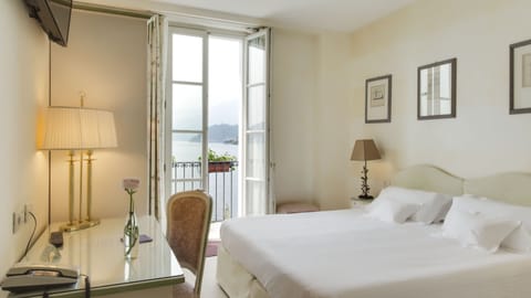 Double Room, 1 Double Bed, Balcony, Lake View | 1 bedroom, minibar, in-room safe, desk