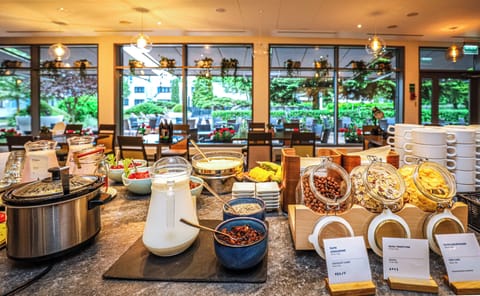 Daily buffet breakfast for a fee