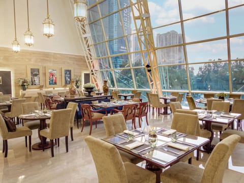 3 restaurants; breakfast, lunch, dinner, and brunch served