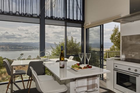 Full-size fridge, microwave, oven, stovetop