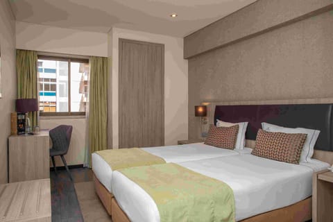 Executive Twin Room | In-room safe, desk, blackout drapes, soundproofing