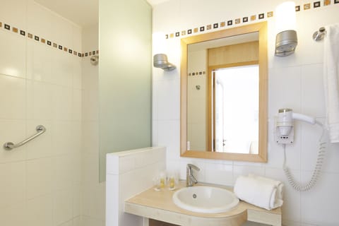 Comfort Room (3 people) | Bathroom | Shower, hair dryer, towels