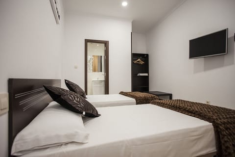 Twin Room, Private Bathroom | Blackout drapes, soundproofing, free cribs/infant beds, free WiFi