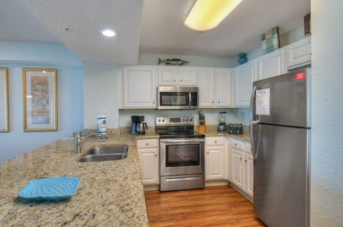 Deluxe Condo, 4 Bedrooms, Oceanfront, Balcony (1407) | Private kitchen | Full-size fridge, microwave, oven, stovetop