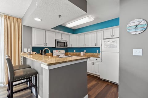 Deluxe Condo, 2 Bedrooms, Balcony, Oceanfront (633) | Private kitchen | Fridge, microwave