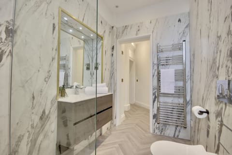 Luxury Room | Bathroom | Towels, soap, shampoo, toilet paper