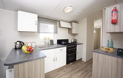 Comfort Mobile Home, 2 Bedrooms, Ground Floor | Private kitchen | Fridge, microwave, stovetop, electric kettle