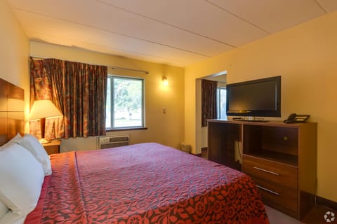 Premium bedding, individually decorated, individually furnished, desk