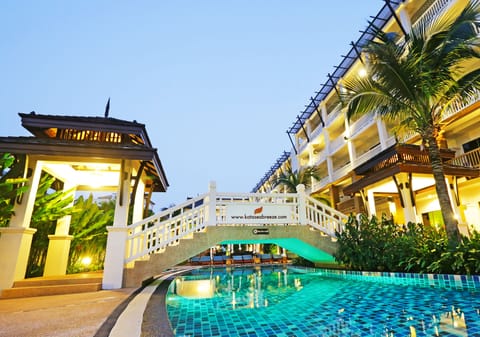 4 outdoor pools, pool umbrellas, sun loungers