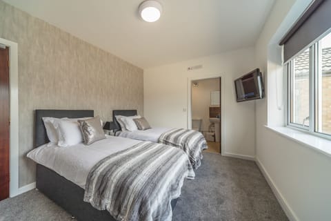 Twin Room | Living area | Flat-screen TV