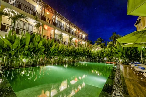 Outdoor pool, sun loungers