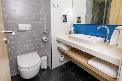 Hypo-allergenic bedding, in-room safe, desk, blackout drapes