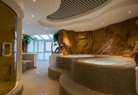Sauna, steam room