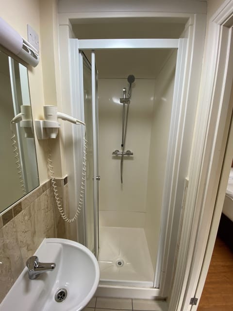 Standard Single Room | Bathroom | Shower, towels