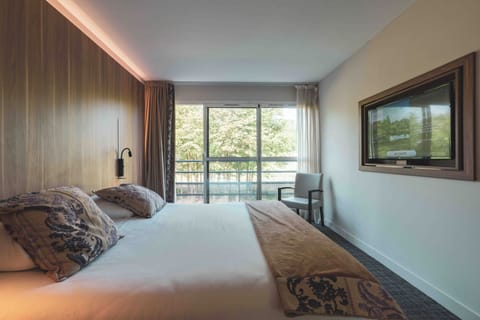 Junior Suite | In-room safe, desk, free cribs/infant beds, travel crib