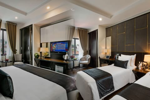 Connecting Rooms | Minibar, in-room safe, desk, blackout drapes