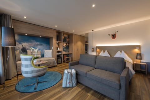 Hypo-allergenic bedding, free minibar, in-room safe, desk