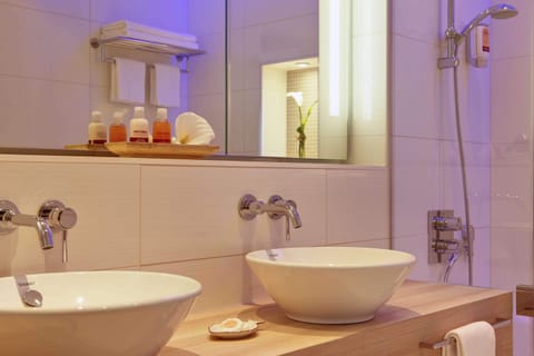 Business Room (Comfort) | Bathroom | Eco-friendly toiletries, hair dryer, bathrobes, slippers