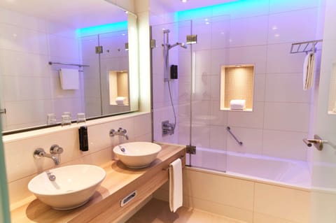 Junior Suite | Bathroom | Eco-friendly toiletries, hair dryer, bathrobes, slippers