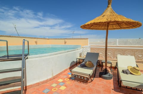Outdoor pool, pool umbrellas, sun loungers