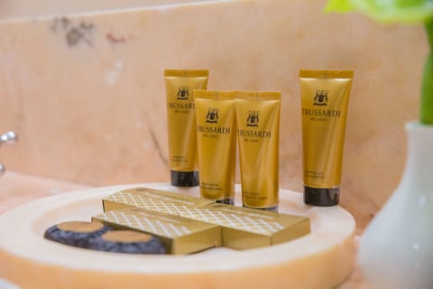 Presidential Suite (Giambologna) | Bathroom | Combined shower/tub, eco-friendly toiletries, hair dryer, bathrobes