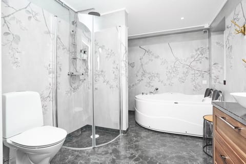 Junior Suite | Bathroom | Designer toiletries, hair dryer, towels, soap