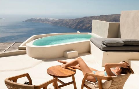 Cozy Suite with Infinity Pool | Premium bedding, minibar, in-room safe, iron/ironing board (on request)