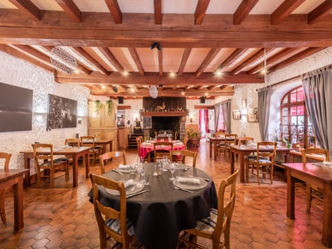 Breakfast, lunch, dinner served; French cuisine 