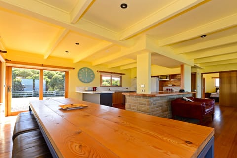 Panoramic House, 3 Bedrooms, Ocean View, Beachfront | In-room dining