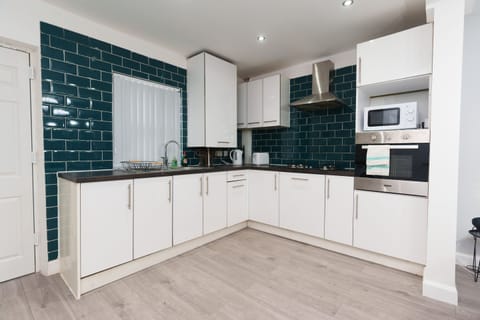 Apartment, Private Bathroom (2 Bedroom Occupancy 7) | Shared kitchen