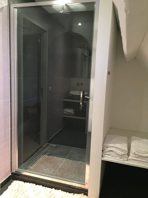 Family Quadruple Room, City View | Bathroom shower