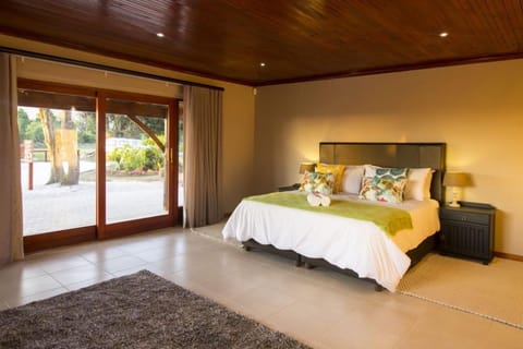 Desk, laptop workspace, free WiFi, bed sheets