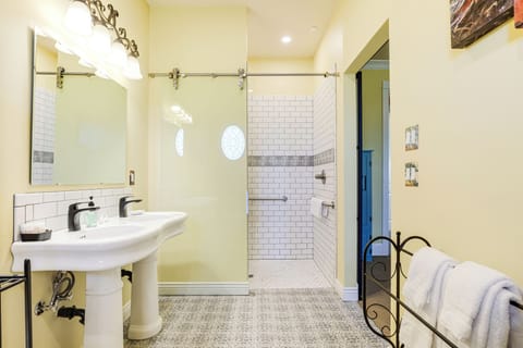 Comfort Room, 1 Queen Bed, Garden View | Bathroom | Shower, free toiletries, hair dryer, towels