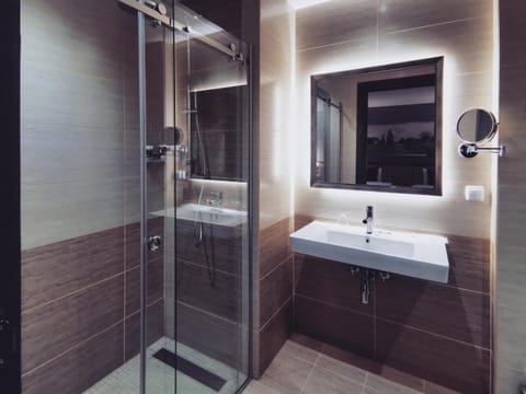 Superior Room, 2 Twin Beds | 1 bedroom, minibar, in-room safe, desk