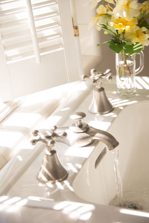 Mountainview Room | Bathroom | Combined shower/tub, free toiletries, hair dryer, bathrobes