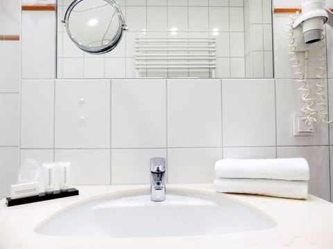 Comfort Double Room | Bathroom sink